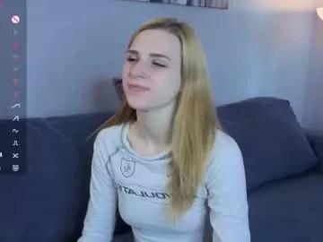 noradunn — GOAL: tease my pretty legs hehe [17 tokens remaining] Welcome to my room! #nonude #natural #skinny #shy #new