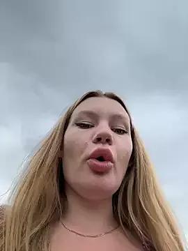 justmilaa — ALL NAKED+SQUIRT IN REAL MALL