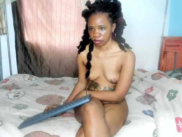 Foxy-Roxy on BongaCams