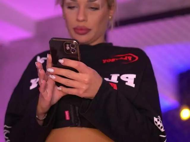 BongaCams IvyRowa is Freechat IvyRowa — Skin on skin.