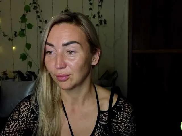 Jullyblondkiss on BongaCams 