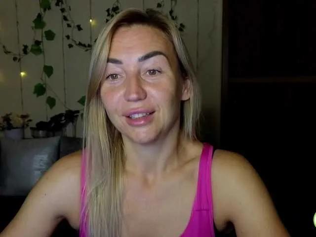 Jullyblondkiss on BongaCams 