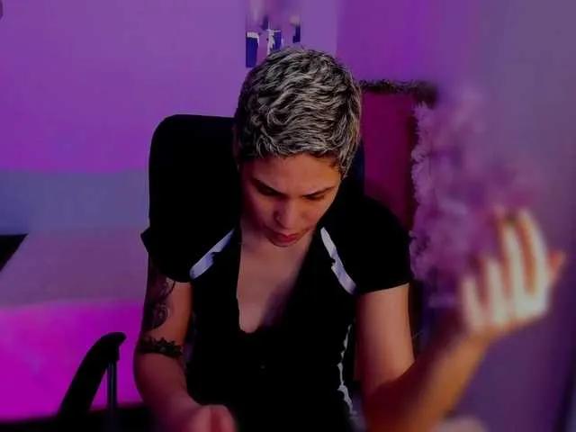 LauraR — I'm turned on by intense glances and good conversations that slowly raise the temperature.