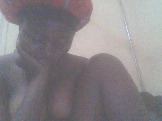 BongaCams PrettyG is Freechat PrettyG — Getting naked and rubbing my Clit as i suck my nipple