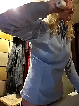 StripChat clarabell4 is Freechat clarabell4 — Resto senza mutandine