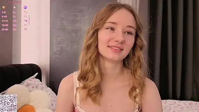 StripChat ElvinaRose is Freechat ElvinaRose — smile close up