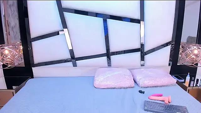 SerenaWild1 on StripChat 